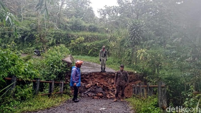 Jembatan penghubung desa di Sukabumi putus.