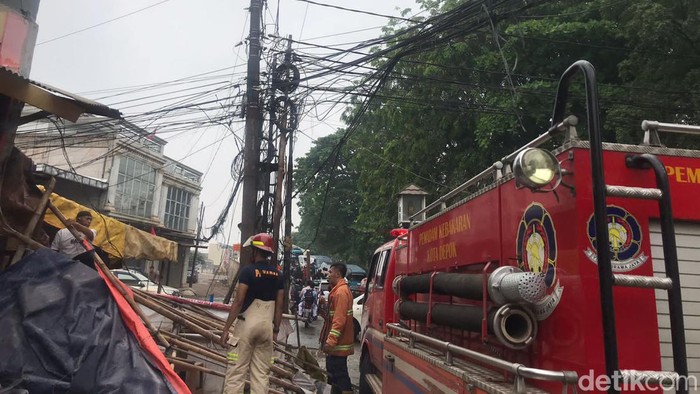 Kabel Listrik Dekat Tugu Tanah Baru Depok Terbakar.