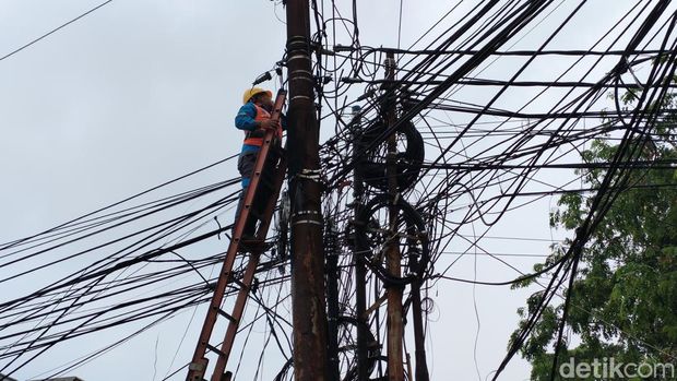 Kabel listrik yang terbakar di Depok terbakar. Polisi menyebut kebakaran kabel dipicu korsleting listrik yang berawal dari putusnya kabel tertarik truk molen. (Dwi Rahmawati/detikcom)