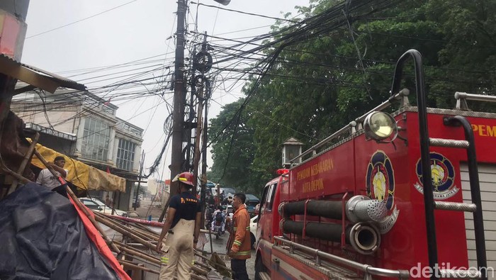 Kabel listrik yang terbakar di Depok terbakar. Polisi menyebut kebakaran kabel dipicu korsleting listrik yang berawal dari putusnya kabel tertarik truk molen. (Dwi Rahmawati/detikcom)