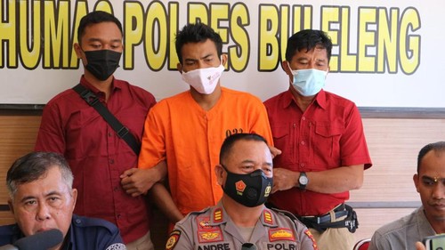 Kadek Supartika alias Ucil (31), tersangka pencurian emas di Desa Banjarasem, Kecamatan Seririt, Kabupaten Buleleng, Bali, saat diperlihatkan kepada awak media, Kamis (8/9/2022).
