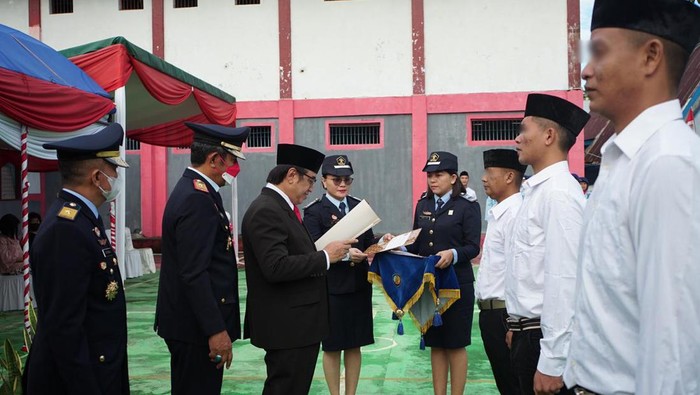 Kanwil Kemenkumham Sulut Haris Sukamto saat berada di salah satu lapas di Sulut.