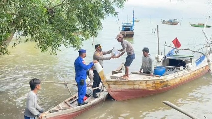 Kapolres Lingga memberikan bantuan kepada nelayan