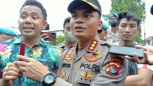 Kapolresta Mataram Kombes Pol Mustofa amankan barang bukti sajam dari seorang pendemo di depan kantor DPRD NTB, Kamis (8/9/2022).