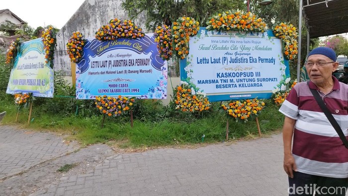 Karangan bunga di rumah pilot pesawat latih G-6 Bonanza Judistira di Gresik.