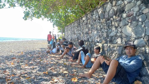 Keluarga korban saat menunggu proses pencarian dari Tim SAR Gabungan di Pantai Kapal, Desa Tejakula, Kecamatan Tejakula, Kabupaten Buleleng Bali, Kamis.