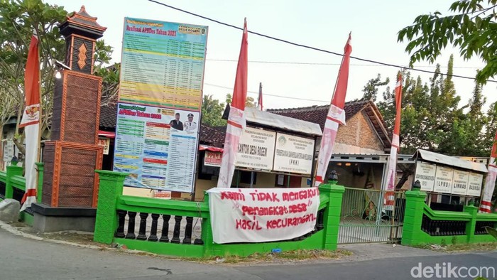 Spanduk dipasang warga saat protes pengisian perangkat desa Bogem, Kecamatan Bayat beberapa waktu lalu.