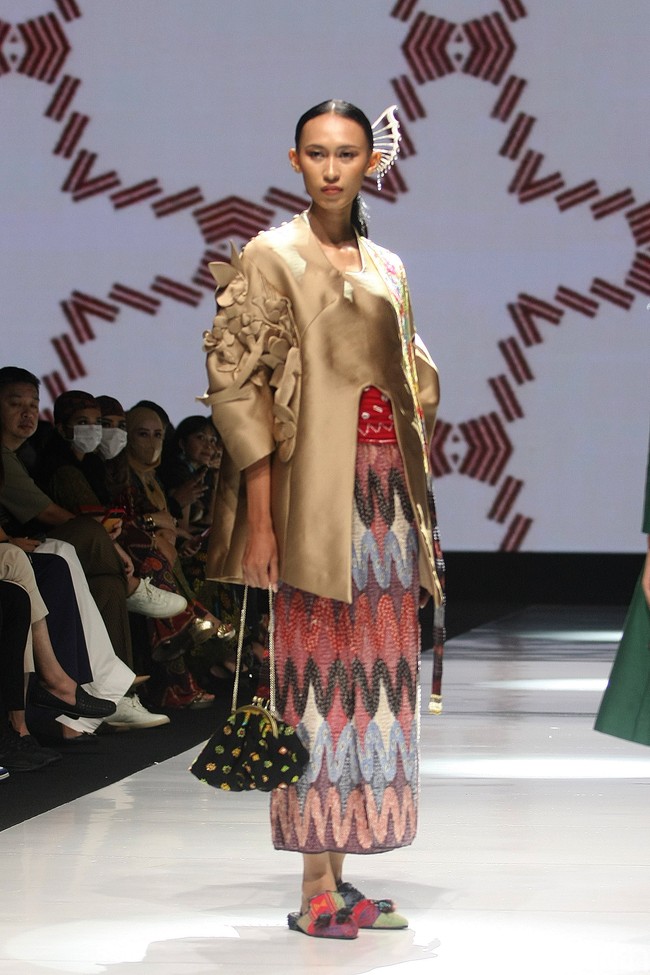 Inilah koleksi kebaya modern Mel Ahyar yang ditampilkan dalam fashion show desainer IPMI Kain untuk Negeri di JF3 Fashion Festival, La Piazza, Kelapa Gading, Jakarta Utara. Foto: Mohammad Abduh/Wolipop.