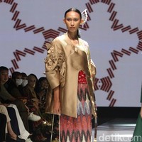 Inilah koleksi kebaya modern Mel Ahyar yang ditampilkan dalam fashion show desainer IPMI Kain untuk Negeri di JF3 Fashion Festival, La Piazza, Kelapa Gading, Jakarta Utara. Foto: Mohammad Abduh/Wolipop.