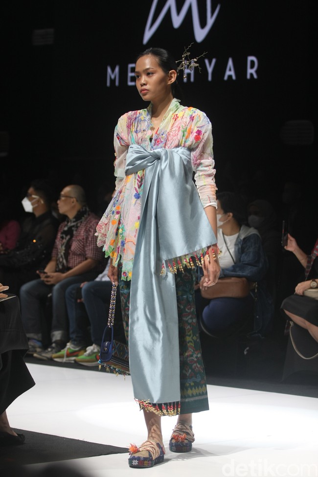 Inilah koleksi kebaya modern Mel Ahyar yang ditampilkan dalam fashion show desainer IPMI Kain untuk Negeri di JF3 Fashion Festival, La Piazza, Kelapa Gading, Jakarta Utara. Foto: Mohammad Abduh/Wolipop.