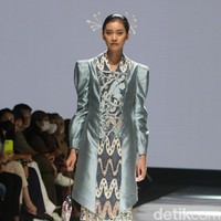 Inilah koleksi kebaya modern Mel Ahyar yang ditampilkan dalam fashion show desainer IPMI Kain untuk Negeri di JF3 Fashion Festival, La Piazza, Kelapa Gading, Jakarta Utara. Foto: Mohammad Abduh/Wolipop.