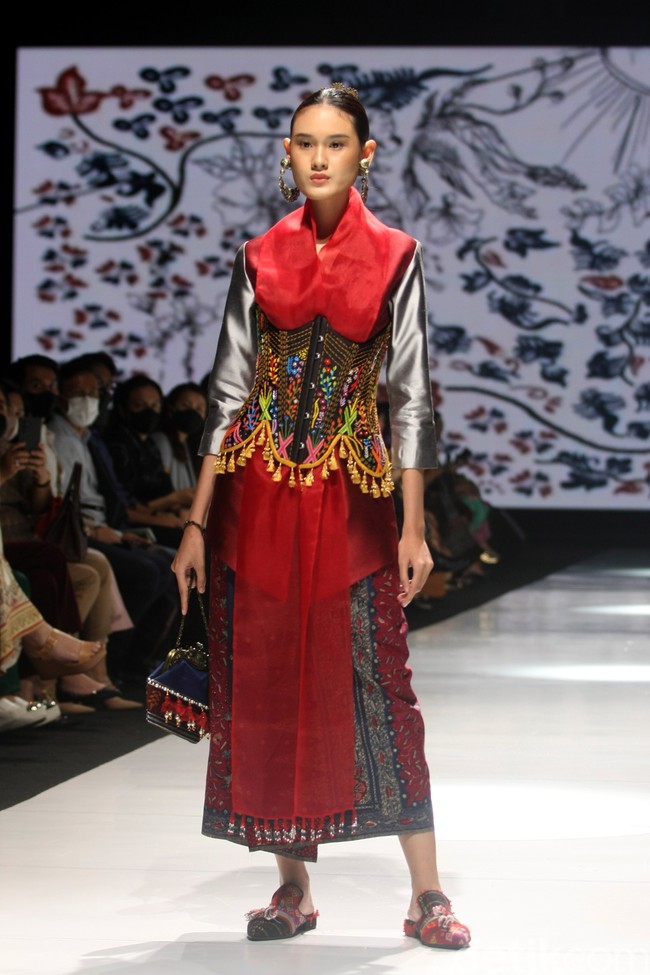 Inilah koleksi kebaya modern Mel Ahyar yang ditampilkan dalam fashion show desainer IPMI Kain untuk Negeri di JF3 Fashion Festival, La Piazza, Kelapa Gading, Jakarta Utara. Foto: Mohammad Abduh/Wolipop.