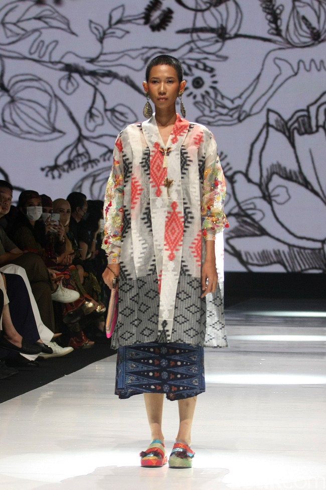 Inilah koleksi kebaya modern Mel Ahyar yang ditampilkan dalam fashion show desainer IPMI Kain untuk Negeri di JF3 Fashion Festival, La Piazza, Kelapa Gading, Jakarta Utara. Foto: Mohammad Abduh/Wolipop.