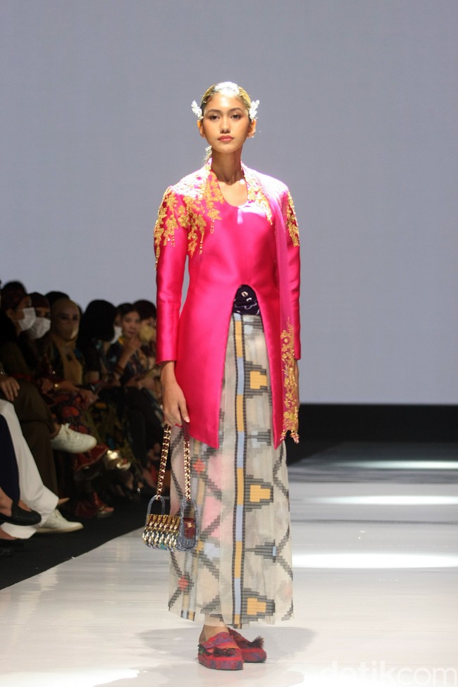 Inilah koleksi kebaya modern Mel Ahyar yang ditampilkan dalam fashion show desainer IPMI Kain untuk Negeri di JF3 Fashion Festival, La Piazza, Kelapa Gading, Jakarta Utara. Foto: Mohammad Abduh/Wolipop.