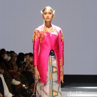 Inilah koleksi kebaya modern Mel Ahyar yang ditampilkan dalam fashion show desainer IPMI Kain untuk Negeri di JF3 Fashion Festival, La Piazza, Kelapa Gading, Jakarta Utara. Foto: Mohammad Abduh/Wolipop.