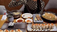 Penggemar berat sushi, dara cantik berusia 31 tahun ini. Pesan aneka sushi hingga yakitori gaya Jepang yang jadi menu makan puasnya. Foto: Instagram @owliasarah