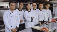 Nah, Aulia Sarah selain memiliki karir cemerlang di dunia modeling dan film. Dirinya juga tertarik dengan dunia masak. Begini senyuman manisnya saat berada di dapur profesional. Foto: Instagram @owliasarah