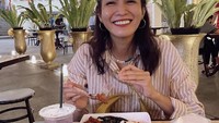 Jika sedang tidak sibuk dengan agenda syutingnya, biasanya Aulia akan sibuk kulineran. Seperti mampir ke Petak Enam di Glodok, dirinya hidangan nasi rames berlauk daging. Foto: Instagram @owliasarah