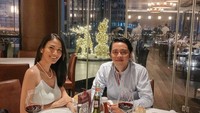 Bersama sang tunangan. Dirinya makan malam romantis dengan sajian steak dan wine di salah satu restoran steak bintang lima yang ada di Jakarta. Foto: Instagram @owliasarah