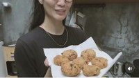 Wanita kelahiran Jakarta ini cukup rajin bagikan resep masakannya di video YouTubenya. Masakan yang dibuatnya, cukup sederhana tapi enak. Foto: Instagram @owliasarah