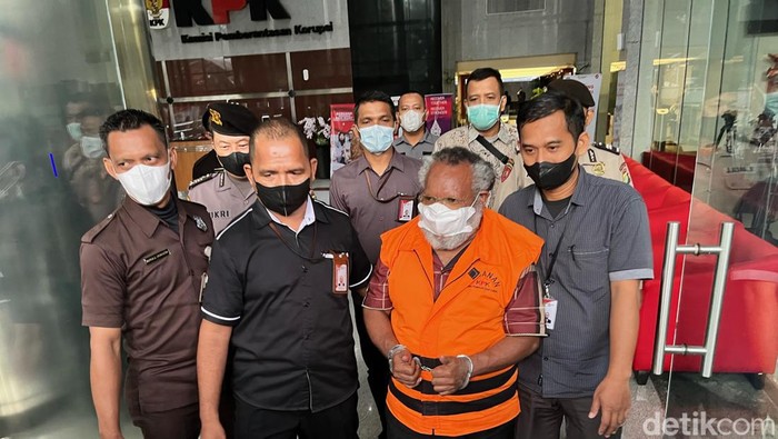 KPK menetapkan Bupati Mimika Eltinus Omaleng (EO) sebagai tersangka di perkara dugaan korupsi pembangunan gereja Kingmi Mile 32 di Kabupaten Mimika, Papua. (M Hanafi/detikcom)