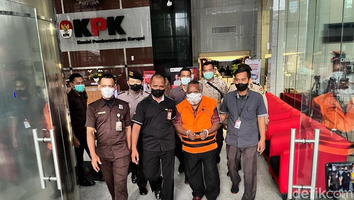KPK menetapkan Bupati Mimika Eltinus Omaleng (EO) sebagai tersangka di perkara dugaan korupsi pembangunan gereja Kingmi Mile 32 di Kabupaten Mimika, Papua. (M Hanafi/detikcom)