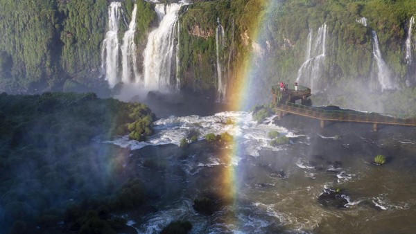Lanjut, Air Terjun Iaguazu di perbatasan Argentina dan Brasil juga menampilkan sosok pelangi yang indah. Momen ini dipotret pada 3 April 2019.