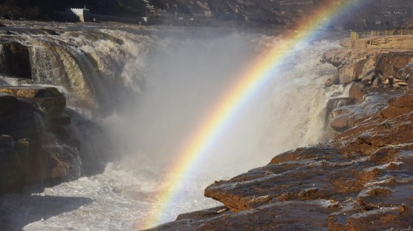 Indahnya Air Terjun Hukou di aliran Sungai Kuning, China, dipadu dengan pelangi membuat suasana terlihat sangat syahdu. Panorama ini dijepret pada 1 Desember 2021. Indahnya Air Terjun Hukou di aliran Sungai Kuning, China, dipadu dengan pelangi membuat suasana terlihat sangat syahdu. Panorama ini dijepret pada 1 Desember 2021.