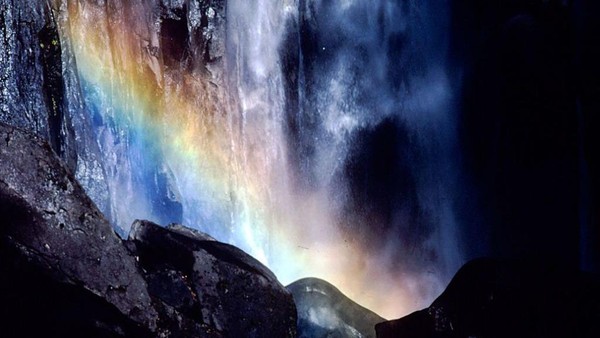 Kini giliran Jepang yang pamer lanskap indah dari Air Terjun Kunamo yang menyisipkan pesona pelangi diantara tirai air dan bebatuan. Momen ini dipotret pada 1 Januari 1983 lalu. Kini giliran Jepang yang pamer lanskap indah dari Air Terjun Kunamo yang menyisipkan pesona pelangi diantara tirai air dan bebatuan. Momen ini dipotret pada 1 Januari 1983 lalu.