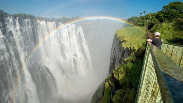 Pelangi juga muncul dari titik-titik Air Terjun Victoria di Livingstone, Zambia, pada 17 Februari 2015 lalu.