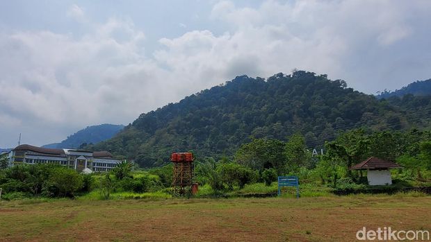Lokasi pembangunan Komplek Perkantoran Pemkab Sukabumi, Terlihat juga sebagian tulisan raksasa Palabuhanratu yang tertutup rimbunan pohon