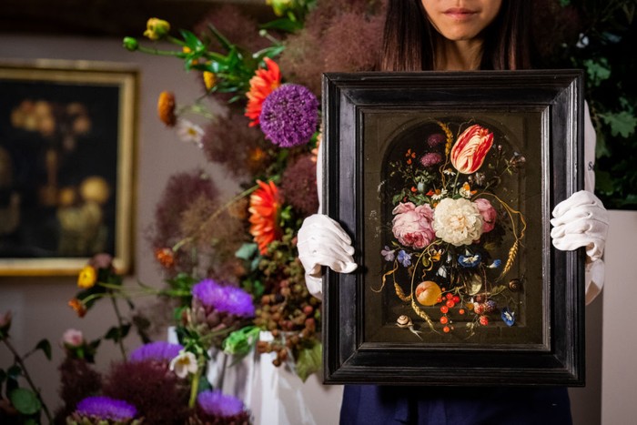 Lukisan Bunga dari Abad ke-17 Dilelang Rp 3 M, Tertarik Beli? LONDON, ENGLAND - SEPTEMBER 07: A still life of flowers in a glass vase by Jan van Kessel (estimate Β£120,000 - Β£180,000) from The Grasset Collection, one of the greatest private collections of 17th-century still life paintings ever assembled, is unveiled in front of Dutch Golden Age Tapestry by Rob and Nick Carter at Sothebyβs on September 07, 2022 in London, England. On public exhibition in Europe for the first time, the collection is being presented in dialogue with works by acclaimed artists Rob and Nick Carter, and with floral installations by SAGE Flowers. Property from The Grasset Collection will be offered in Sothebyβs London Old Masters Evening Sale on December 7, 2022. (Photo by Tristan Fewings/Getty Images for Sotheby's)