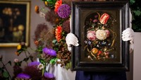 Lukisan bunga dalam vas kaca ciptaan Jan van Kessel dilelang senilai Rp 3 miliar.  Foto: Getty Images for Sothebys/Tristan Fewings