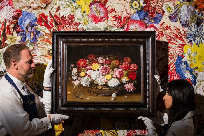 Lukisan Bunga dari Abad ke-17 Dilelang Rp 3 M, Tertarik Beli? LONDON, ENGLAND - SEPTEMBER 07: A still life of flowers in a glass vase by Jan van Kessel (estimate Β£120,000 - Β£180,000) from The Grasset Collection, one of the greatest private collections of 17th-century still life paintings ever assembled, is unveiled in front of Dutch Golden Age Tapestry by Rob and Nick Carter at Sothebyβs on September 07, 2022 in London, England. On public exhibition in Europe for the first time, the collection is being presented in dialogue with works by acclaimed artists Rob and Nick Carter, and with floral installations by SAGE Flowers. Property from The Grasset Collection will be offered in Sothebyβs London Old Masters Evening Sale on December 7, 2022. (Photo by Tristan Fewings/Getty Images for Sotheby's)