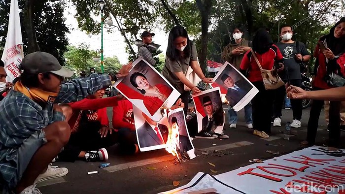 Foto Ketua DPR Puan Maharani dan 4 pimpinan DPR dibakar mahasiswa yang melakukan aksi menolak kenaikan harga BBM di DPRD Sumut. (Farid/detikSumut)
