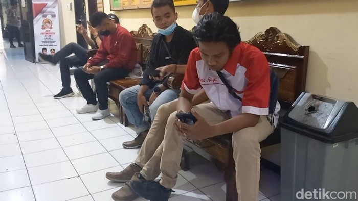 Mahasiswa demo BBM di Depo Pertamina Sampang saat menjalani pemeriksaan di Polres Sampang