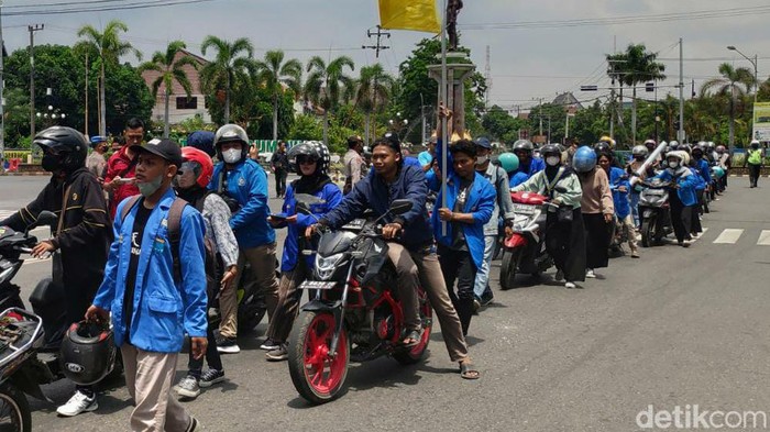 Mahasiswa demo BBM Naik di Tuban tuntun motor