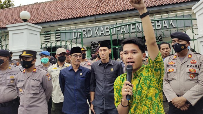Mahasiswa demo menolak kenaikan harga BBM di depan gedung DPRD Lebak, Rangkabitung. (Foto: Fathul Rizkoh/detikcom)