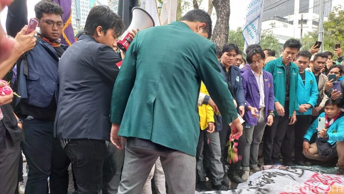 Mahasiswa demo tabur bunga di Patung Kuda