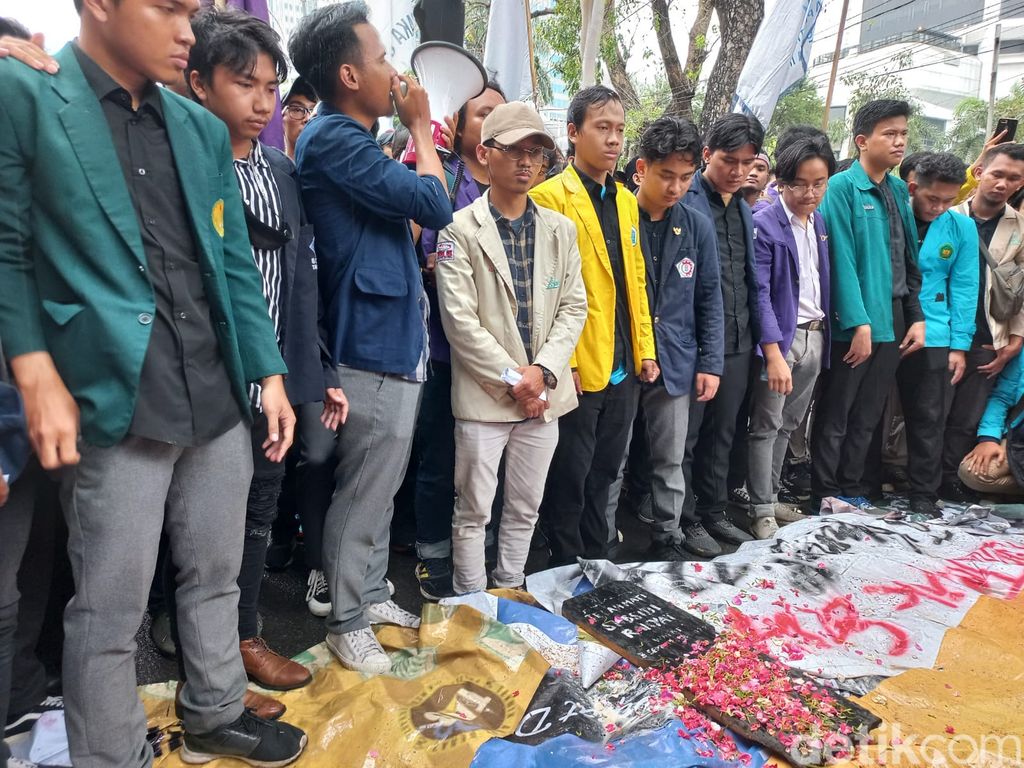 Mahasiswa demo tabur bunga di Patung Kuda