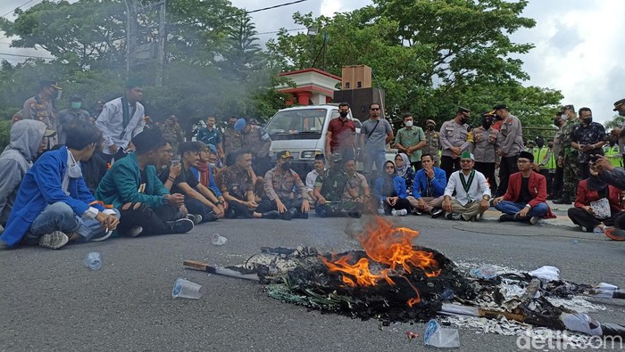Mahasiswa di Blitar bakar keranda protes BBM naik