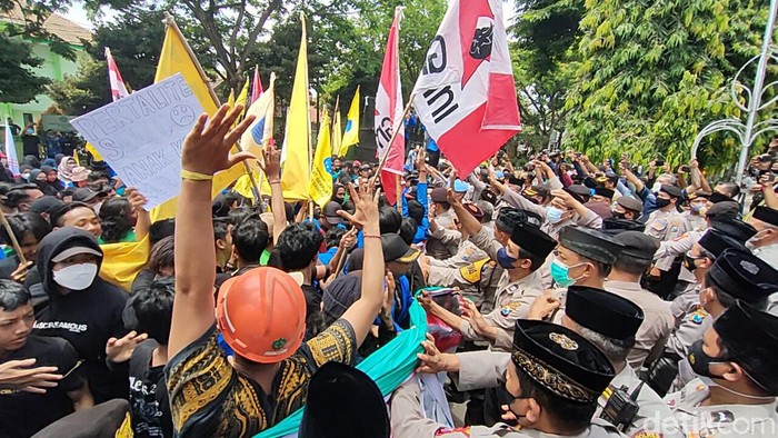 Mahasiswa di Kediri saling dorong dengan polisi di DPRD