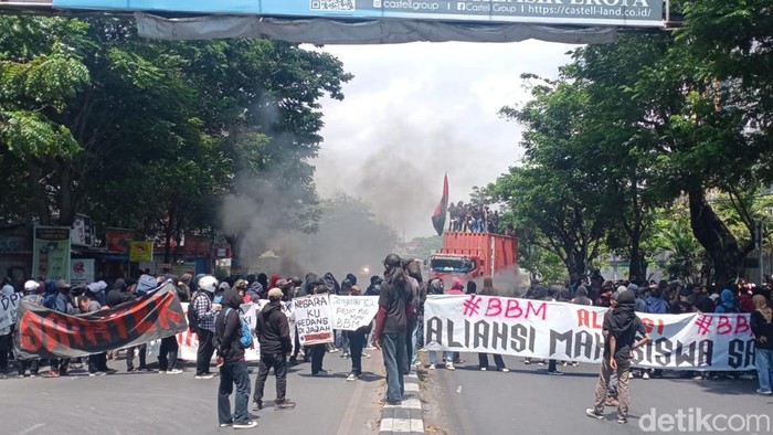 Mahasiswa di Makassar blokade Jalan Sultan Alauddin Makassar saat demo kenaikan harga BBM.