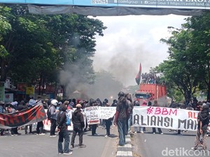 Mahasiswa Demo BBM Tutup Jalan Alauddin Makassar, Arus Lalin Macet