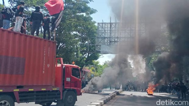 Mahasiswa di Makassar blokade Jalan Sultan Alauddin Makassar saat demo kenaikan harga BBM.