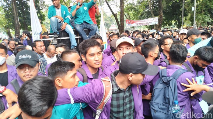 Mahasiwa demo tolak kenaikan harga BBM bersubsidi di gedung DPRD Sumut. (Farid/detikSumut)
