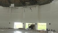 Kondisi di dalam masjid berantakan karena dipenuhi material plafon yang ambruk. Sampai kini, polisi masih mencari tahu penyebab kejadian itu. (Foto: Istimewa)