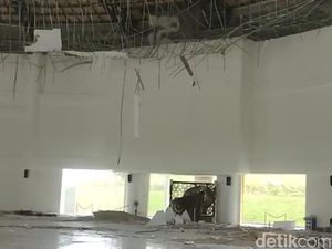 Detik-detik Plafon Masjid Tanjak Batam Ambruk!