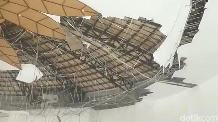 Majid Tanwirun Naja atau dikenal dengan Masjid Tanjak di Bandara Hang Nadhiem, Batam.