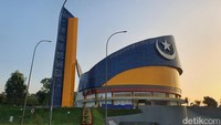 Majid Tanwirun Naja atau dikenal dengan Masjid Tanjak di Bandara Hang Nadhiem, Batam baru saja diresmikan oleh Menko Perekonian Arilangga Hartanto, dua bulan lalu. (Foto: Raja Adil Siregar/detikSumut)